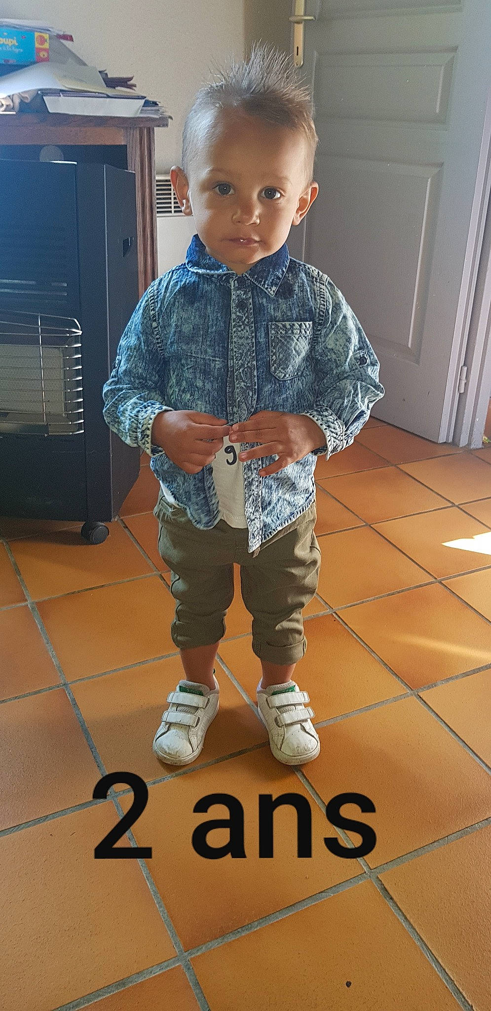 Sean participe au concours pour gagner de l'argent avec cette photo : arm, child, cool, jeans, joint, leg, male, outerwear, pattern, person, play, shirt, shoe, sleeve, t_shirt, toddler