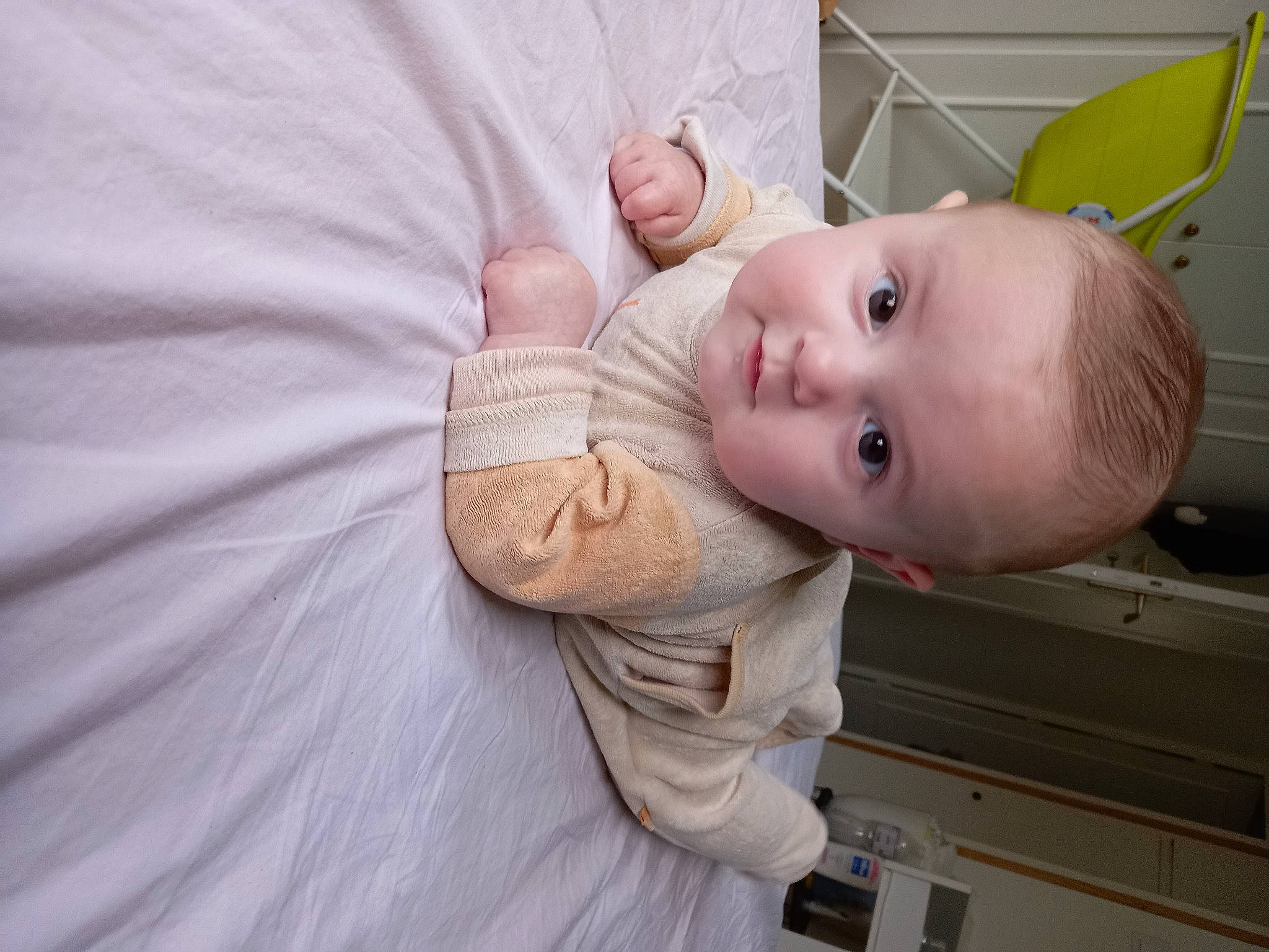 Rafael a rejoint le concours — aidez-le/la à gagner de superbes lots ! abdomen, baby, baby_products, baby_toddler_clothing, chair, cheek, child, comfort, ear, gesture, happy, human_body, iris, nose, person, sitting, skin, sleeve, thumb, toddler