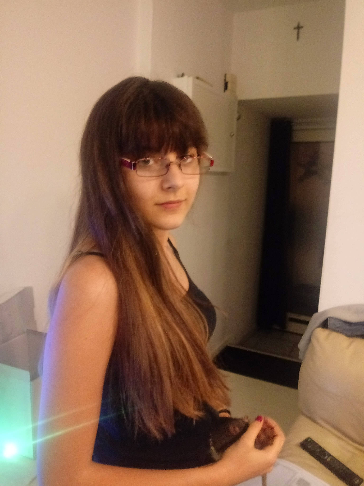 Kaena a rejoint le concours — aidez-le/la à gagner de superbes lots ! bangs, black_hair, blond, bob_cut, brown_hair, chin, forehead, girl, glasses, hair, hair_coloring, hairstyle, human_hair_color, layered_hair, long_hair, person, shoulder, vision_care