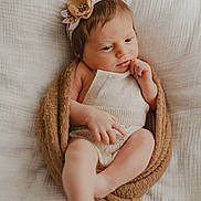 éline a rejoint le concours — aidez-le/la à gagner de superbes lots ! baby, blanket, brown, cute, flower, headband, indoors, infant, lying_down, newborn, peaceful, portrait, resting, skin, sleepwear, small_feet, small_hands, soft_texture, white, wrapped