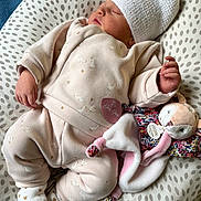 éline participe au concours pour gagner de l'argent avec cette photo : newborn, baby, sleeping, hat, plush_toy, cushion, blanket, infant, soft_toys, clothing, pink_outfit, knitted_hat, cute, peaceful, indoor, portrait, child, resting, sleep, cozy