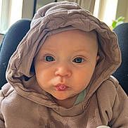 Lalo a rejoint le concours — aidez-le/la à gagner de superbes lots ! baby, hoodie, child, face, infant, person, portrait, clothing, indoors, cute, expression, light, window, sitting, hood, pout, skin, young, casual, warm
