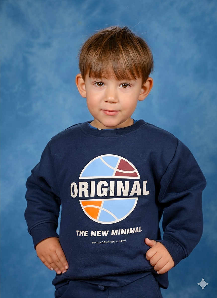 Rayan participe au concours pour gagner de l'argent avec cette photo : child, boy, portrait, blue_background, sweatshirt, casual_clothing, smile, standing, hands_on_hips, short_hair, indoor, studio, confident, cute, young, fashion, childhood, person, apparel, expression