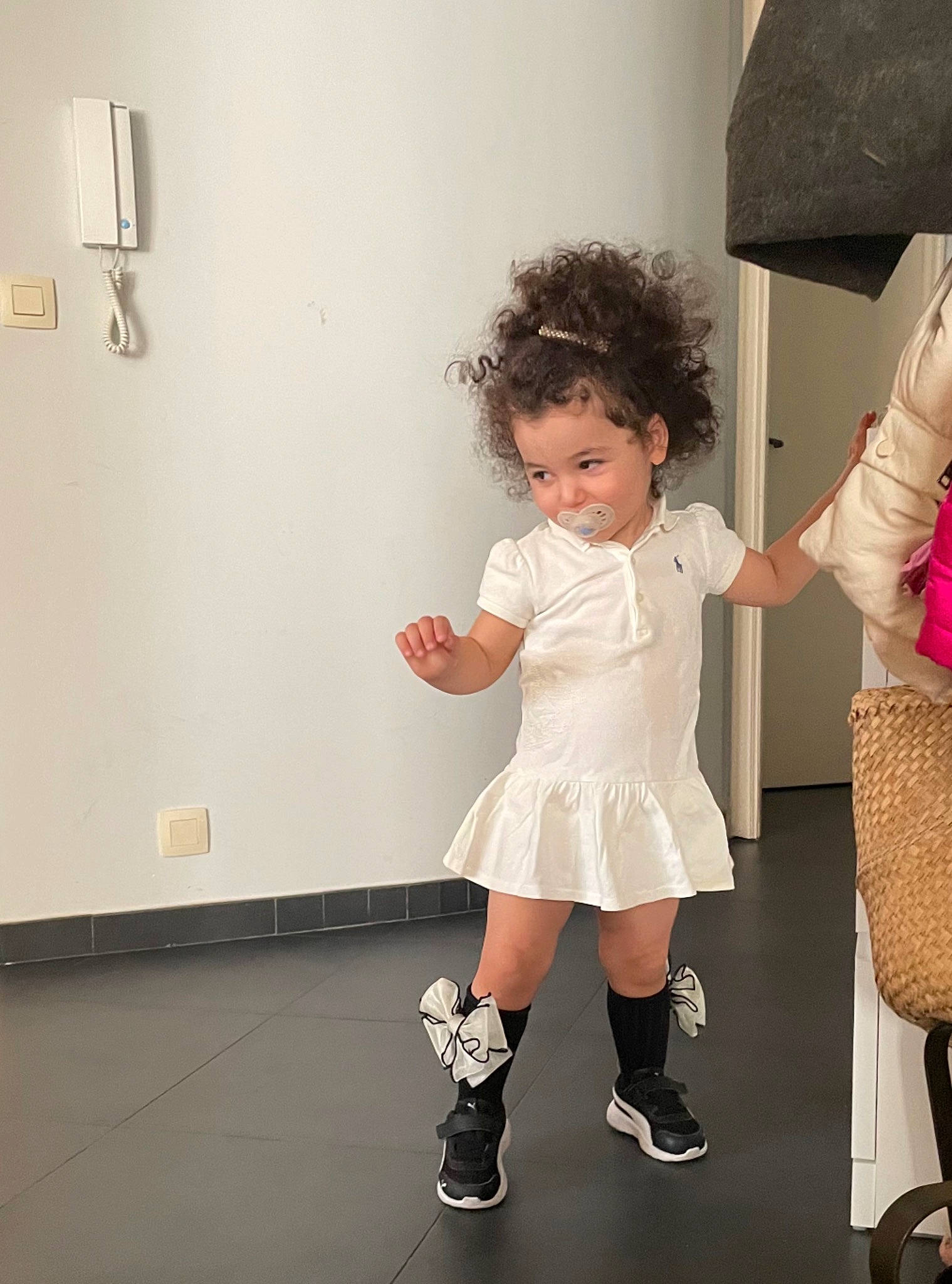 Mané a rejoint le concours — aidez-le/la à gagner de superbes lots ! baby_toddler_clothing, fashion_design, flooring, gesture, hairstyle, happy, human_body, human_leg, joint, knee, leg, luggage_and_bags, one_piece_garment, person, shoe, sleeve, sock, thumb, toddler, trunk