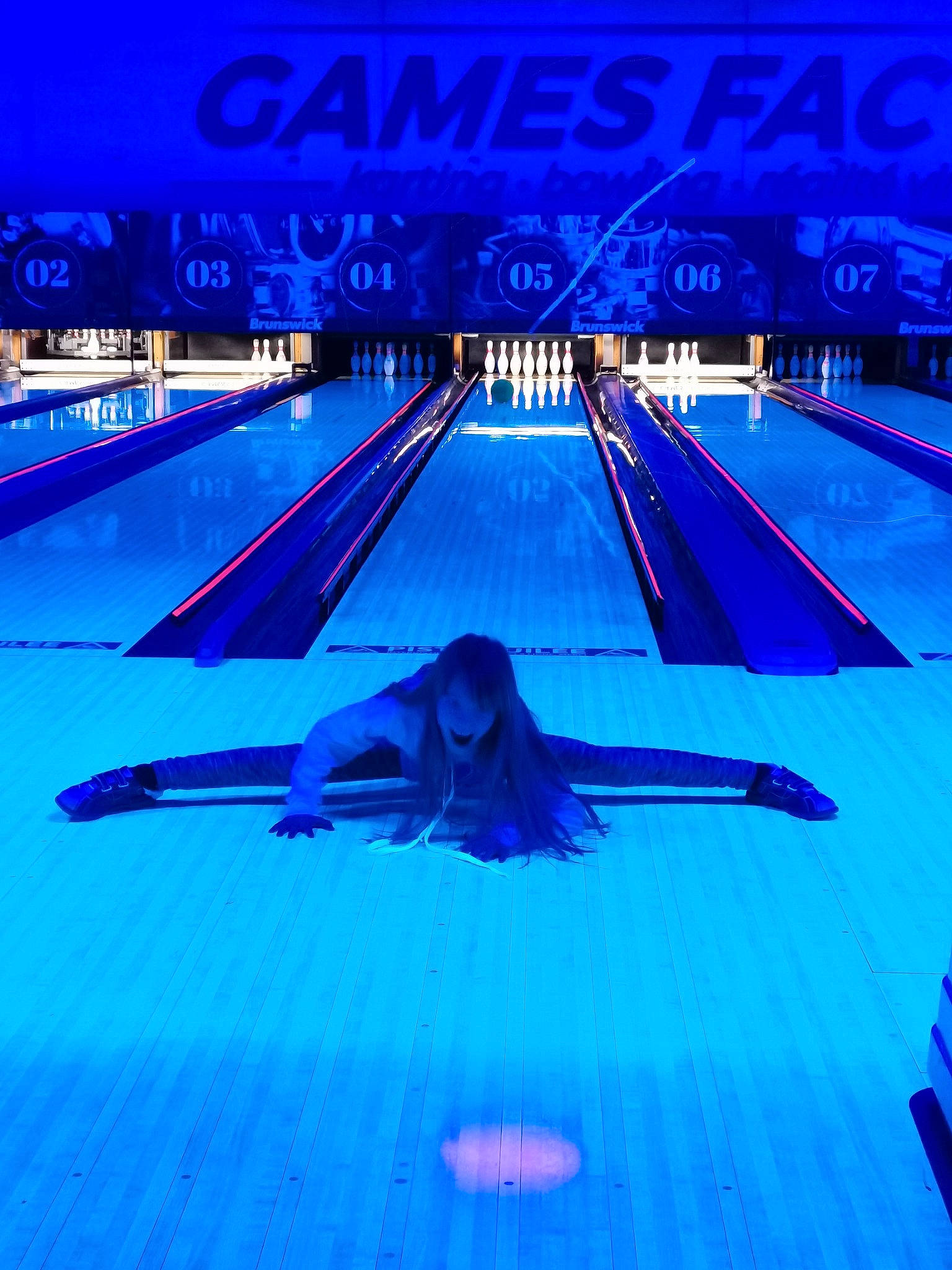 Kim participe au concours pour gagner de l'argent avec cette photo : aqua, blue, bowling, bowling_equipment, bowling_pin, competition_event, duckpin_bowling, electric_blue, fun, indoor_games_and_sports, leisure, light, person, recreation, rectangle, sports, sports_equipment, swimming_pool, symmetry, under_exposed