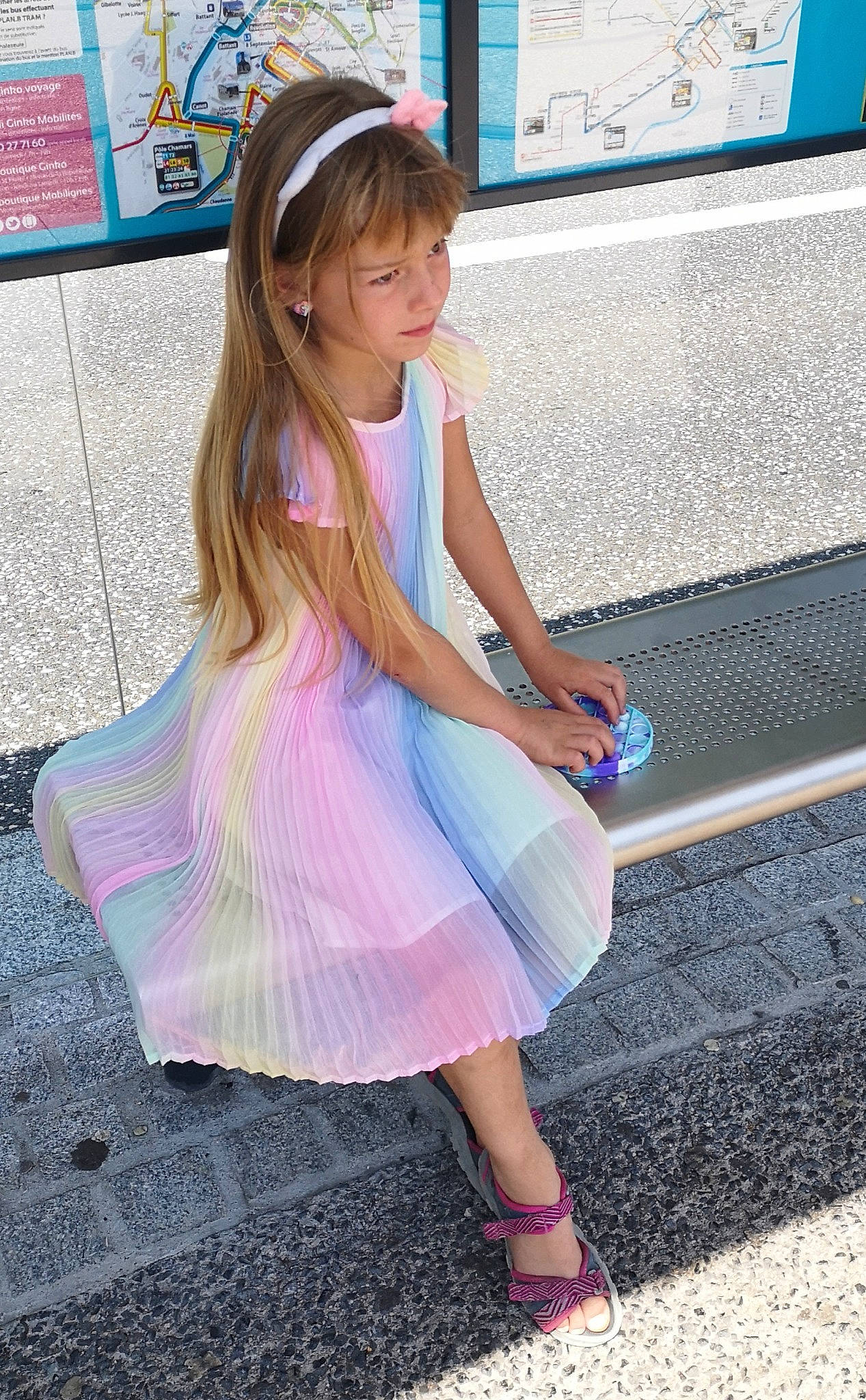 Kim a rejoint le concours — aidez-le/la à gagner de superbes lots ! asphalt, blond, electric_blue, foot, footwear, hairstyle, human_leg, knee, leg, leisure, long_hair, magenta, person, pink, road_surface, sandal, shoe, sitting, sneakers, thigh