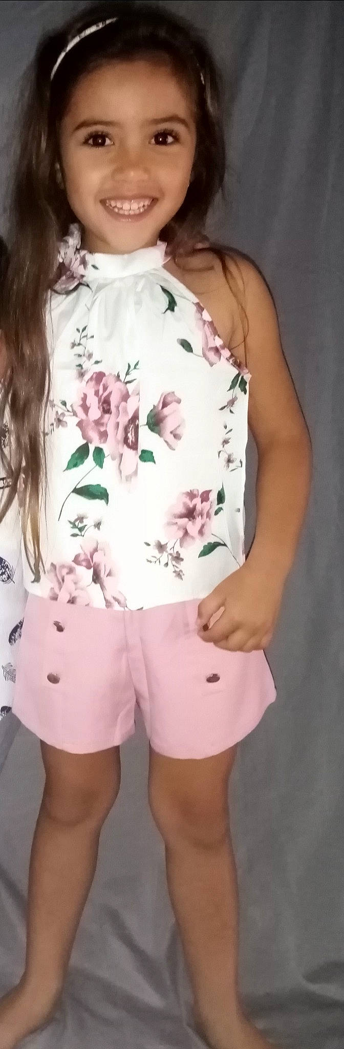 Amel a rejoint le concours — aidez-le/la à gagner de superbes lots ! abdomen, arm, baby_toddler_clothing, chest, eyelash, joint, joy, neck, outerwear, person, pink, plant, shorts, sleeve, sportswear, stomach, t_shirt, thigh, trunk, undergarment