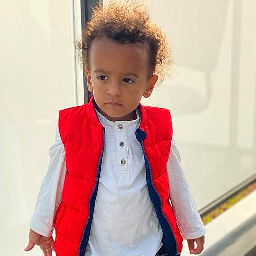 Jaden participe au concours pour gagner de l'argent avec cette photo : baby, baby_toddler_clothing, blazer, button, cheek, child, collar, eyelash, face, fashion_accessory, happy, jacket, lip, neck, nose, person, personal_protective_equipment, sleeve, street_fashion, t_shirt