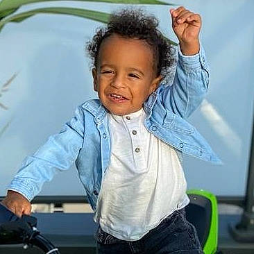 Jaden a rejoint le concours — aidez-le/la à gagner de superbes lots ! baby, camera, child, electric_blue, facial_expression, flash_photography, fun, gesture, happy, jacket, joint, joy, leisure, person, sitting, sleeve, smile, t_shirt, thumb, toddler