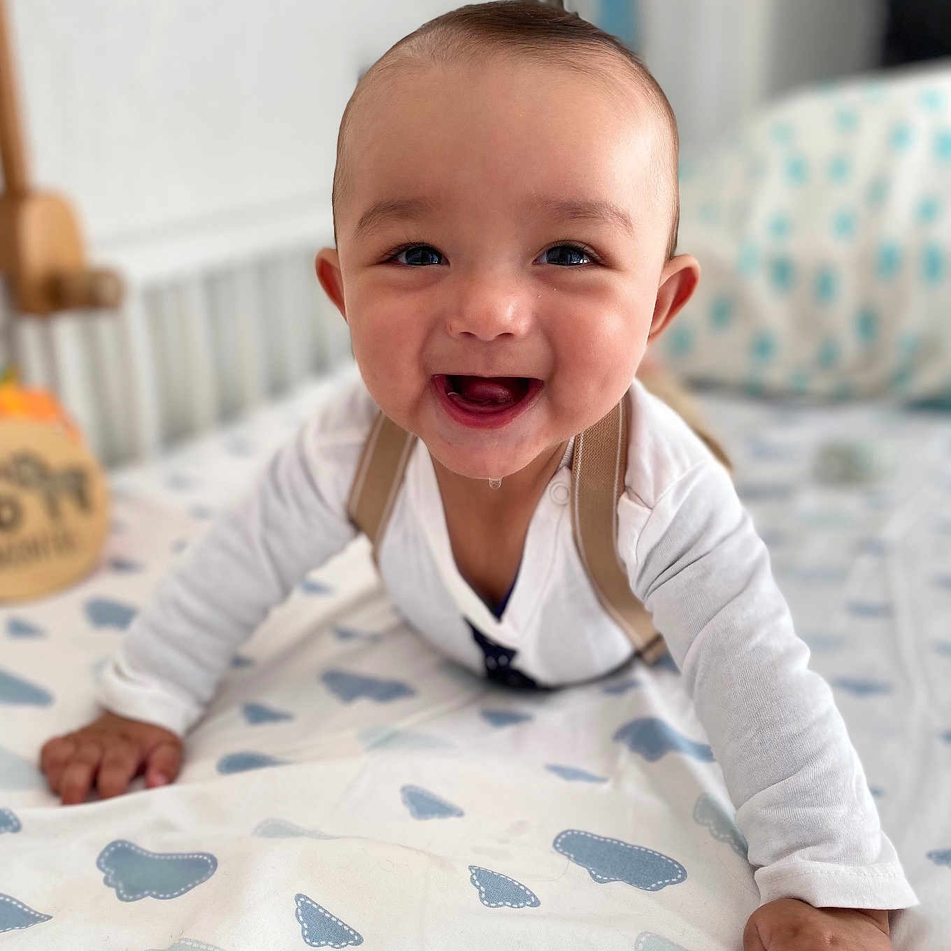 Sloan a rejoint le concours — aidez-le/la à gagner de superbes lots ! baby, baby_boy, bed, child, crawling, cute, drool, face, furniture, hands, happy, home, indoor, infant, patterned_sheet, person, portrait, smiling, white_clothing, young_child