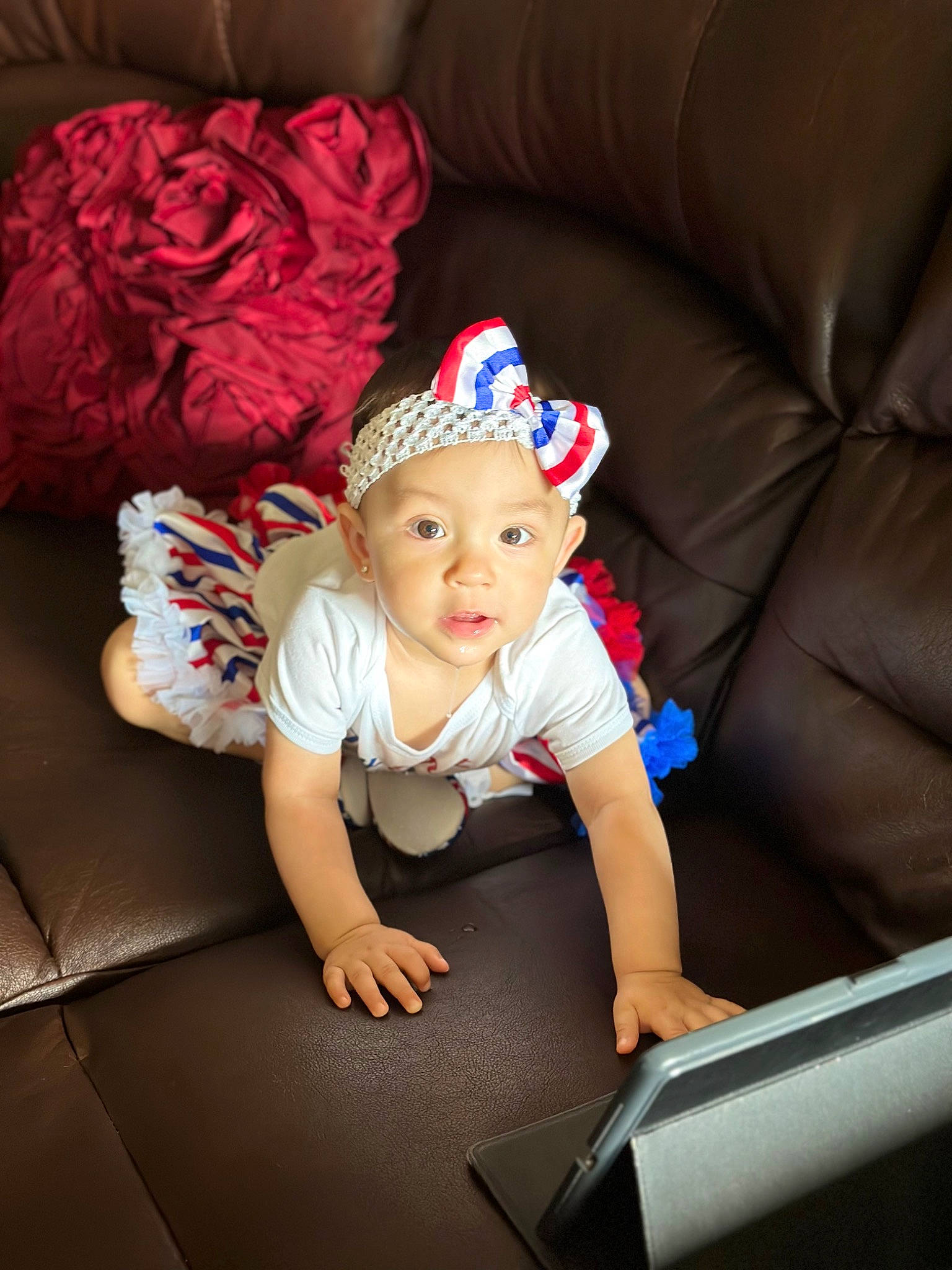Nohemy is registered to the contest to win money with this photo: baby, baby_toddler_clothing, child, comfort, costume_hat, couch, fashion_accessory, flash_photography, flooring, fun, hat, headwear, human_body, human_leg, lap, person, petal, room, rose, sitting
