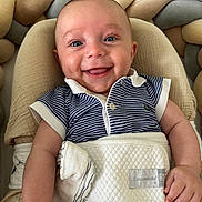 Marlone a rejoint le concours — aidez-le/la à gagner de superbes lots ! baby, smiling, infant, blue_eyes, striped_shirt, baby_seat, cozy, happy, cute, child, portrait, indoor, comfort, young, person, clothing, fabric, hand, face, skin