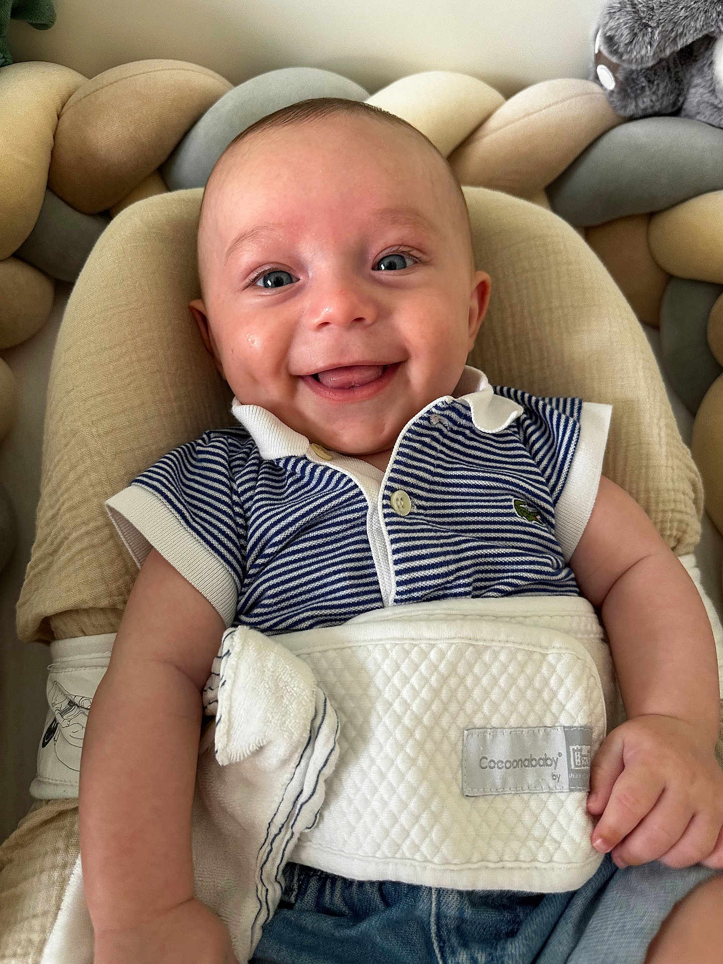 Marlone a rejoint le concours — aidez-le/la à gagner de superbes lots ! baby, smiling, infant, blue_eyes, striped_shirt, baby_seat, cozy, happy, cute, child, portrait, indoor, comfort, young, person, clothing, fabric, hand, face, skin