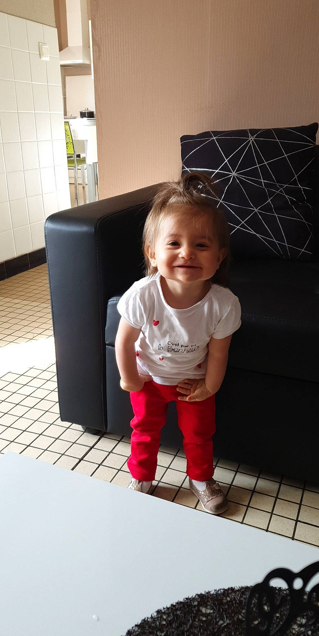 Romane participe au concours pour gagner de l'argent avec cette photo : baby, child, floor, flooring, furniture, joy, person, play, room, sitting, standing, toddler