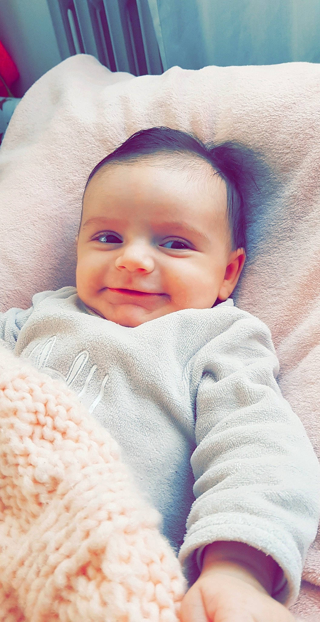 Léana participe au concours pour gagner de l'argent avec cette photo : beauty, boy, cheek, child, eye, fun, girl, happiness, infant, joy, knitting, lip, nose, person, photograph, pink, portrait_photography, sitting, skin, smile