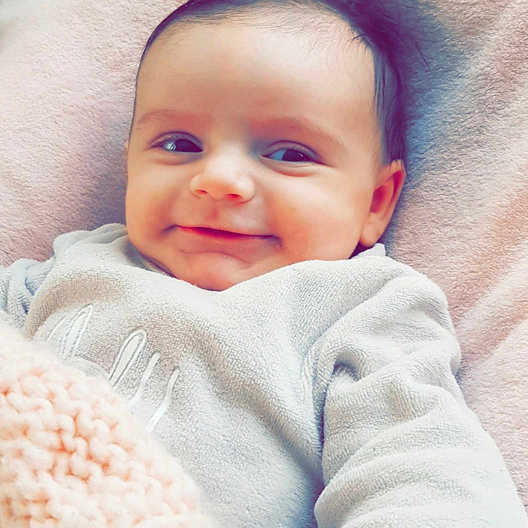 Léana participe au concours pour gagner de l'argent avec cette photo : beauty, boy, cheek, child, eye, fun, girl, happiness, infant, joy, knitting, lip, nose, person, photograph, pink, portrait_photography, sitting, skin, smile