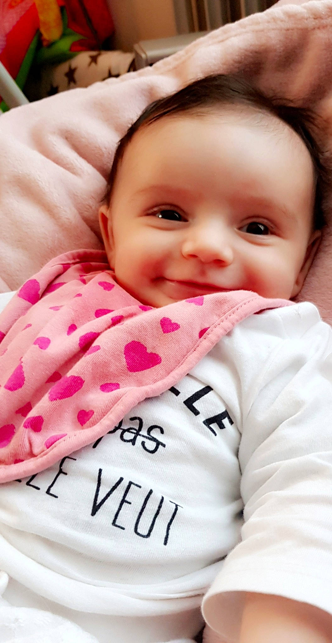 Léana a rejoint le concours — aidez-le/la à gagner de superbes lots ! baby_products, beauty, cheek, child, close_up, eye, finger, girl, hand, happiness, infant, joy, lip, nose, person, pink, product, skin, smile, sweetness