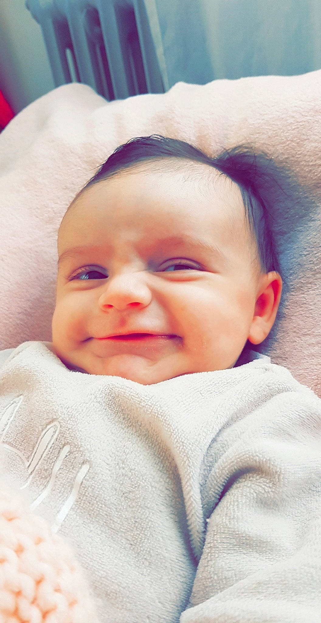 Léana a rejoint le concours — aidez-le/la à gagner de superbes lots ! beauty, cheek, child, close_up, ear, eye, face, finger, girl, hand, happiness, head, infant, lip, nose, person, pink, product, skin, smile