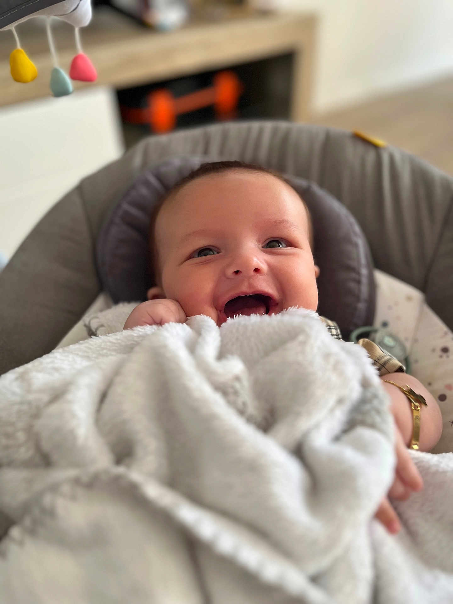 Kaïlan a rejoint le concours — aidez-le/la à gagner de superbes lots ! baby, blanket, smile, happy, infant, child, cushion, seat, indoors, toy, colorful, face, portrait, cozy, soft, cute, bracelet, hand, head, clothing