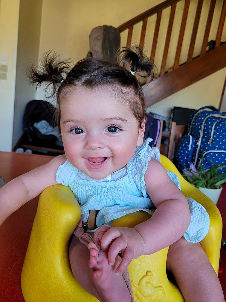 Arya a rejoint le concours — aidez-le/la à gagner de superbes lots ! baby, baby_toddler_clothing, beauty, chair, child, comfort, facial_expression, finger, fun, happy, iris, joy, lap, leisure, person, product, purple, recreation, skin, smile