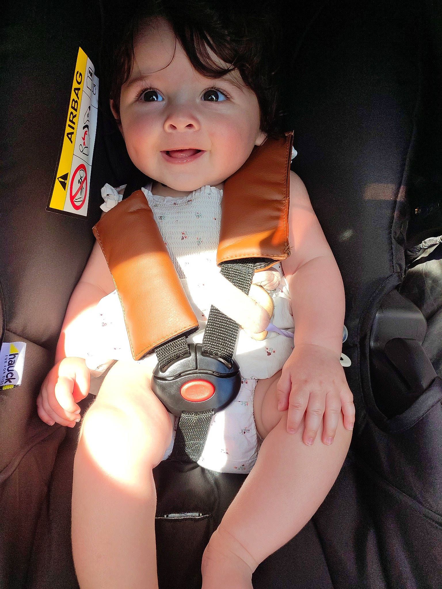 Arya a rejoint le concours — aidez-le/la à gagner de superbes lots ! arm, baby, baby_carriage, cheek, comfort, finger, gesture, hand, human_body, joint, knee, leg, nail, person, seat_belt, skin, smile, thigh, thumb, toddler