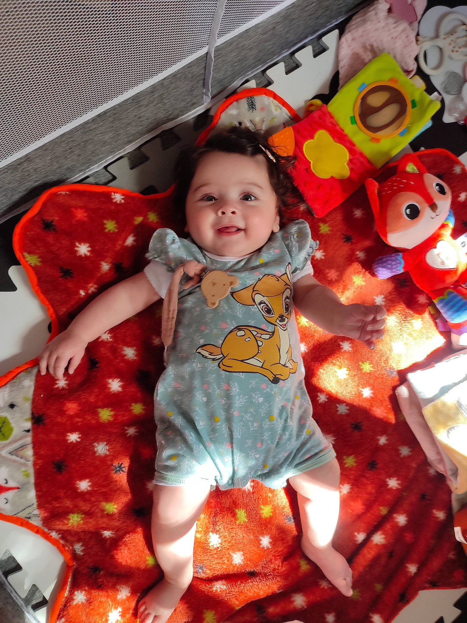 Arya participe au concours pour gagner de l'argent avec cette photo : baby, baby_toddler_clothing, child, event, facial_expression, fashion, fun, happy, holiday, orange, organ, pattern, person, pink, red, room, sleeve, smile, snapshot, textile