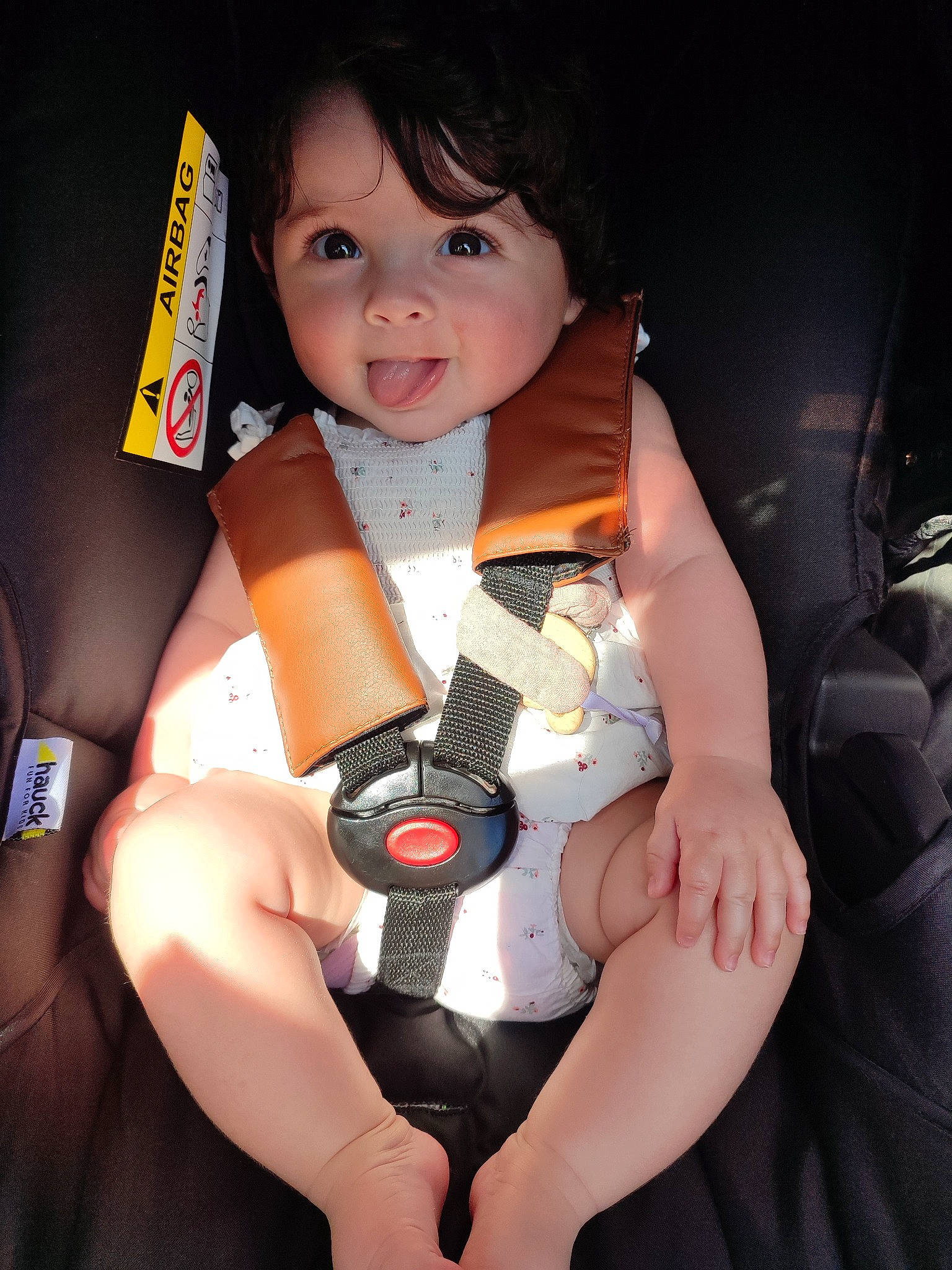 Arya a rejoint le concours — aidez-le/la à gagner de superbes lots ! arm, baby, baby_carriage, cheek, comfort, finger, flash_photography, gesture, hand, human_body, joint, knee, lap, nail, person, product, skin, smile, thigh, thumb