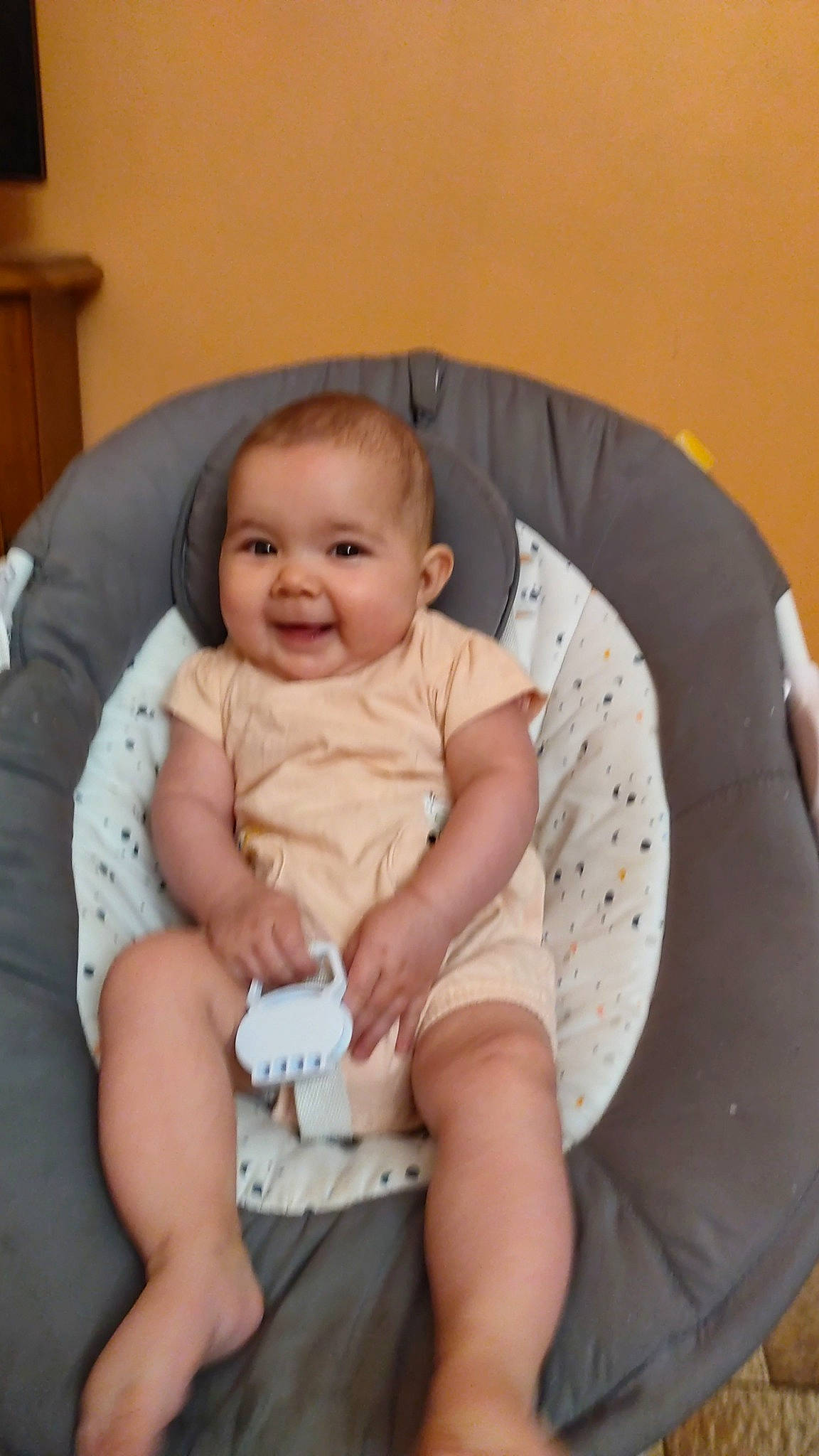 Emma a rejoint le concours — aidez-le/la à gagner de superbes lots ! abdomen, baby, baby_toddler_clothing, cheek, comfort, dress, eye, face, facial_expression, hairstyle, human_body, joy, knee, lap, person, skin, smile, sock, stomach, thigh