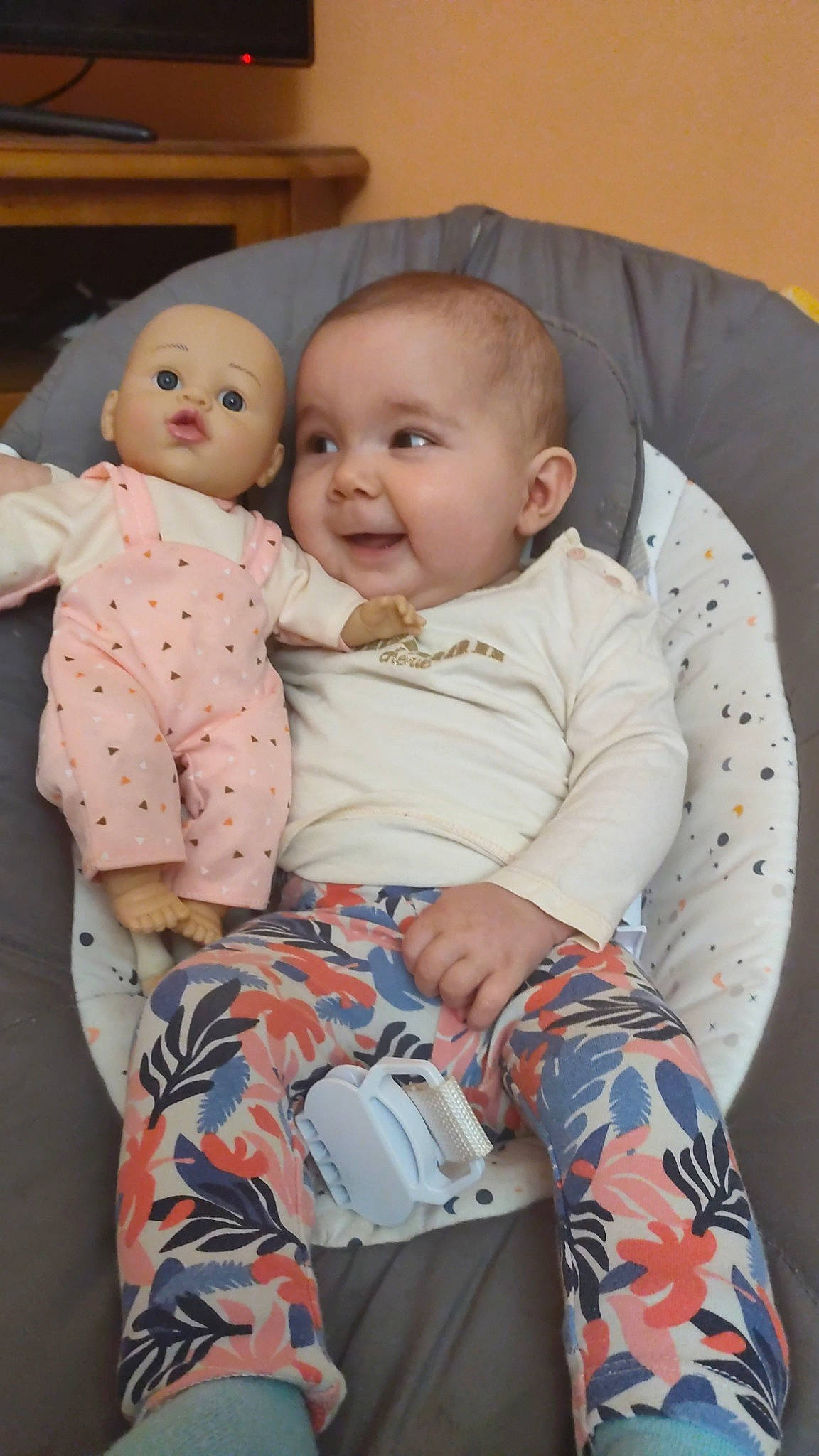 Emma participe au concours pour gagner de l'argent avec cette photo : baby, baby_toddler_clothing, cheek, child, comfort, eye, face, happy, head, human_body, iris, joy, linens, nose, pattern, person, sitting, skin, sleeve, smile