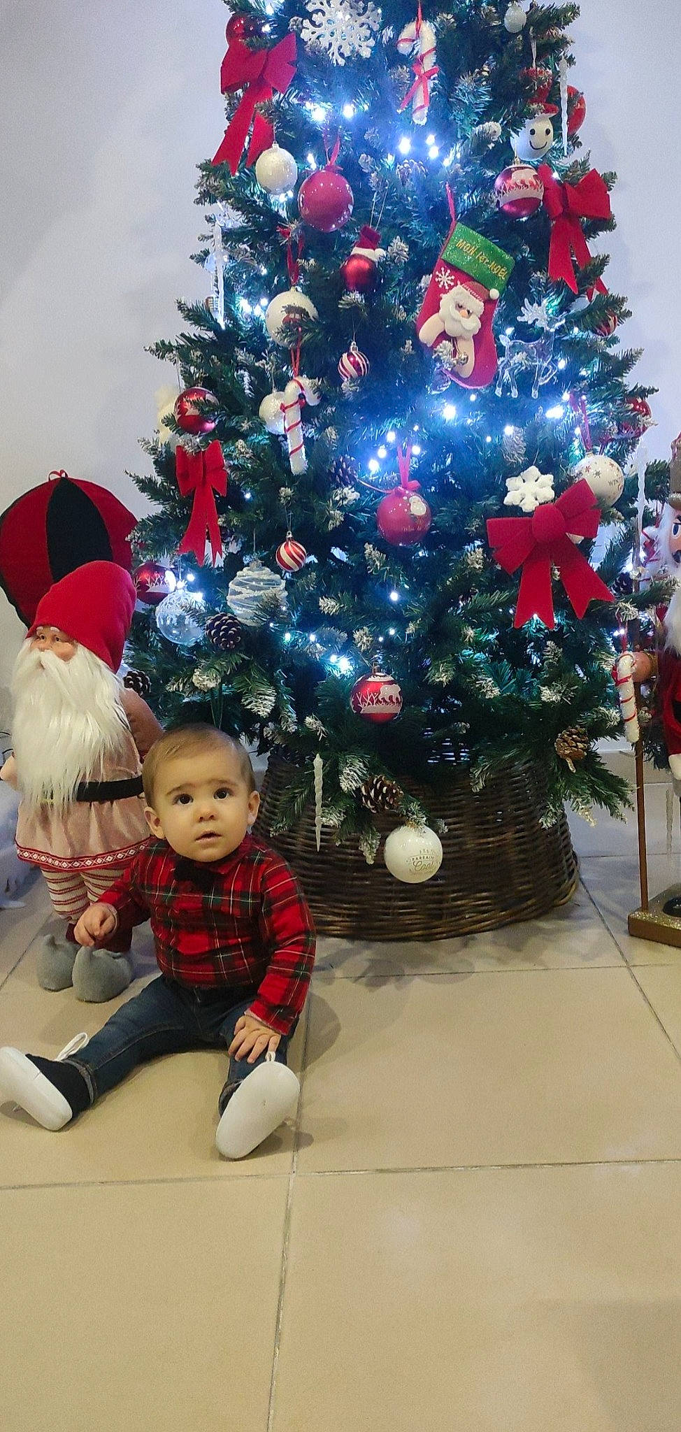 Thyago participe au concours pour gagner de l'argent avec cette photo : christmas, christmas_decoration, christmas_eve, christmas_ornament, christmas_tree, conifer, event, evergreen, fun, happy, holiday, holiday_ornament, interior_design, ornament, person, red, standing, toddler, tree, winter
