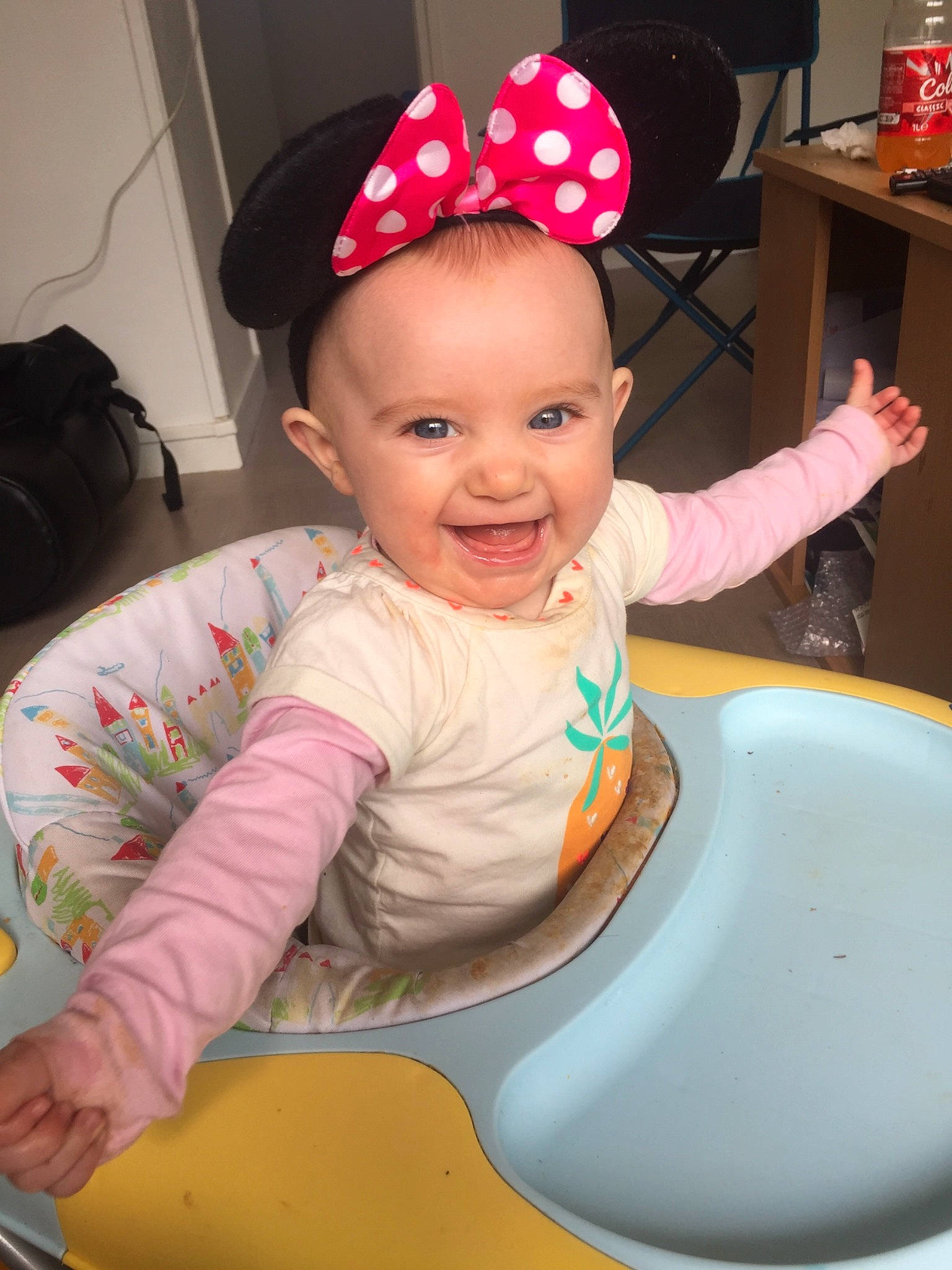 Luna participe au concours pour gagner de l'argent avec cette photo : baby, child, ear, hair_accessory, joy, person, pink, smile, toddler