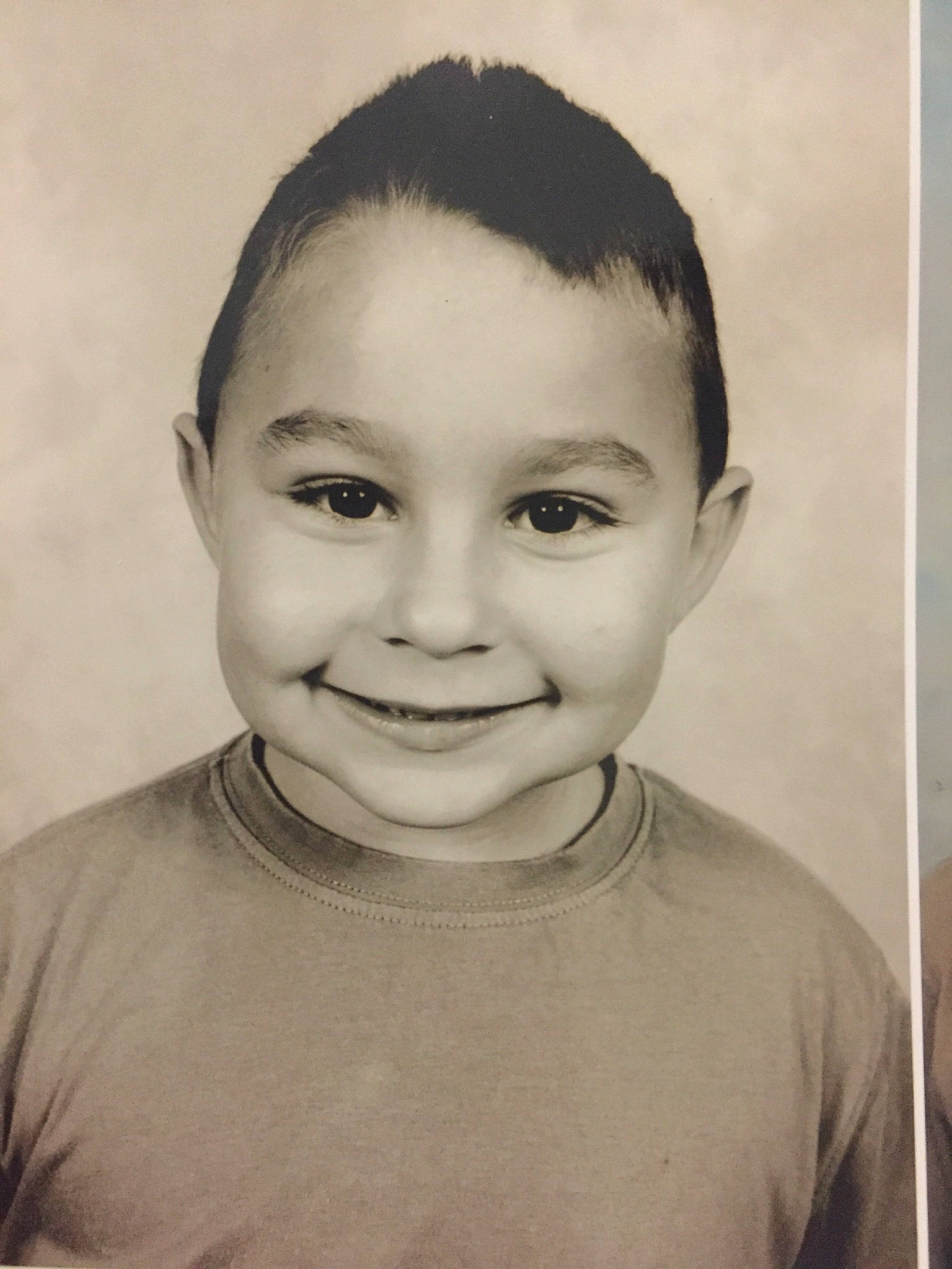 Joris participe au concours pour gagner de l'argent avec cette photo : black_and_white, cheek, child, chin, eye, eyebrow, face, facial_expression, forehead, girl, hairstyle, head, jaw, joy, lip, nose, person, portrait, portrait_photography, smile