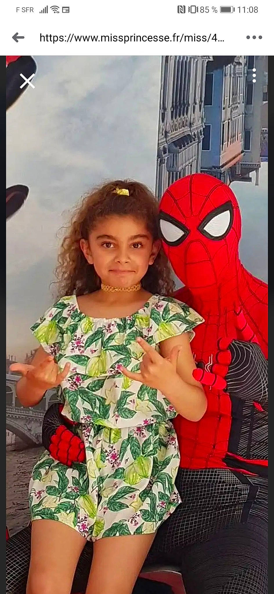 Marie participe au concours pour gagner de l'argent avec cette photo : art, costume, fictional_character, joy, person, spider_man, superhero