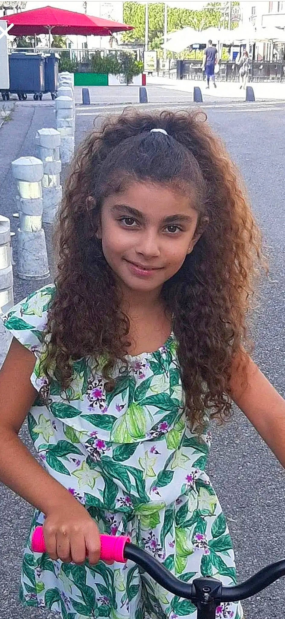 Marie participe au concours pour gagner de l'argent avec cette photo : beauty, black_hair, brown_hair, child_model, eyebrow, face, feathered_hair, forehead, hair, hair_coloring, hairstyle, human, joy, lace_wig, long_hair, person, ringlet, smile