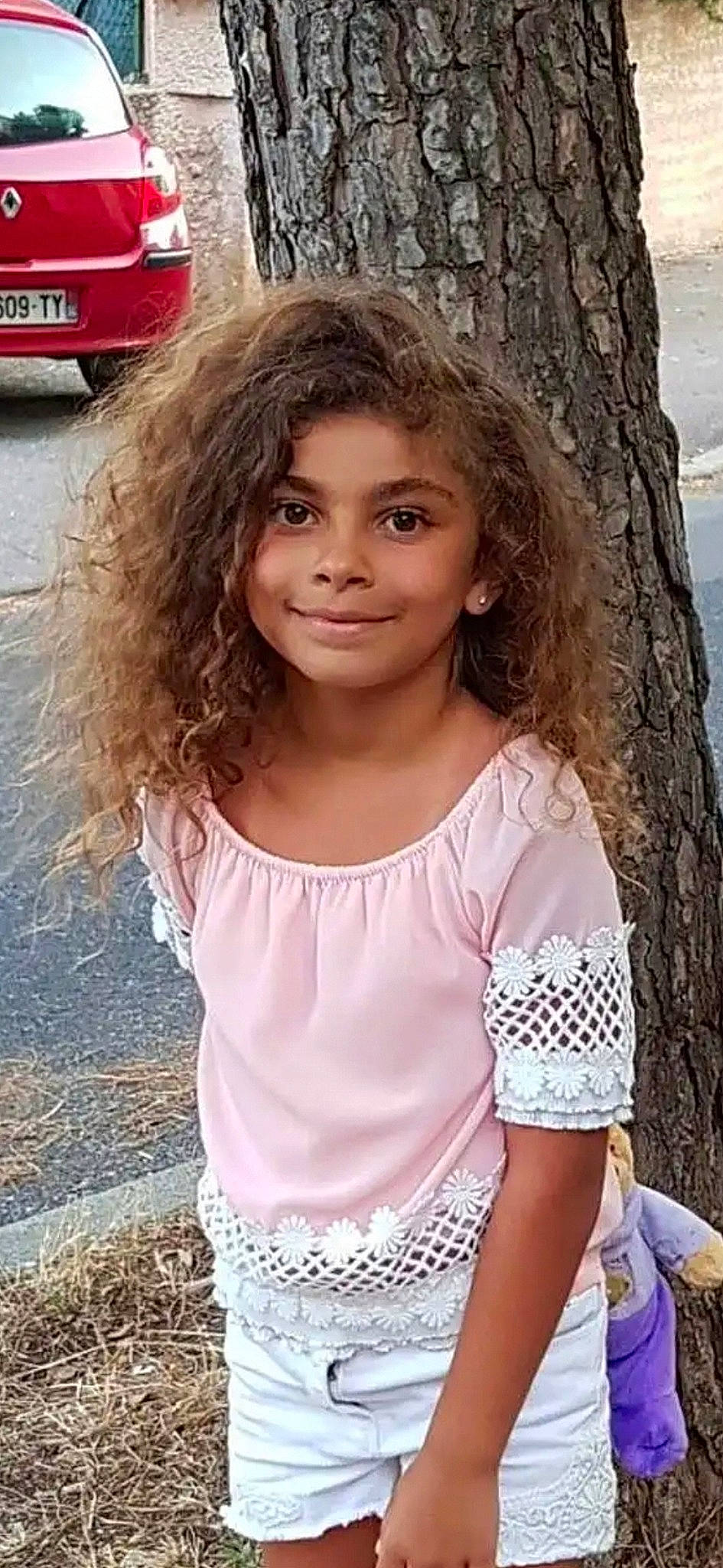 Marie a rejoint le concours — aidez-le/la à gagner de superbes lots ! beauty, brown_hair, child, child_model, clothing, fawn, hair, hairstyle, joy, long_hair, model, pattern, person, photo_shoot, photography, pink, smile, toddler