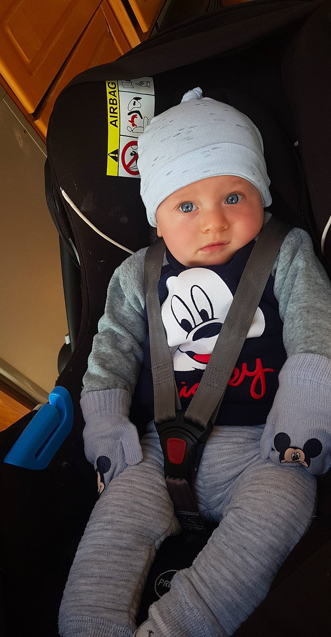 Noam a rejoint le concours — aidez-le/la à gagner de superbes lots ! beanie, cap, child, headgear, headwear, person, product, toddler, white