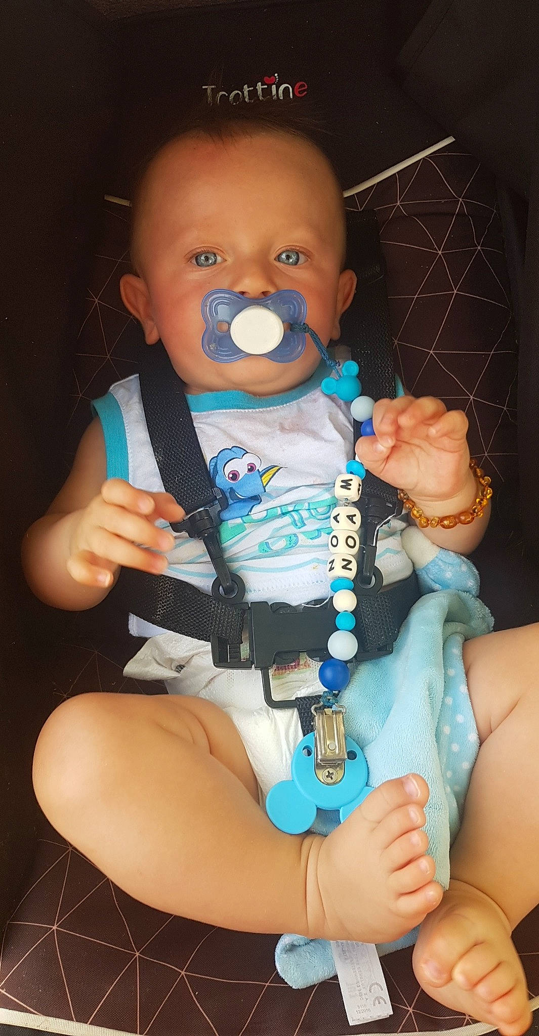 Noam a rejoint le concours — aidez-le/la à gagner de superbes lots ! baby, child, medical_equipment, person, toddler