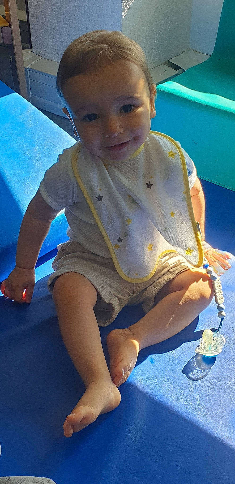 Lény a rejoint le concours — aidez-le/la à gagner de superbes lots ! baby_toddler_clothing, barefoot, blue, bottle, elbow, eye, finger, flooring, fun, happy, joint, knee, leisure, mouth, person, skin, smile, t_shirt, thigh, toddler