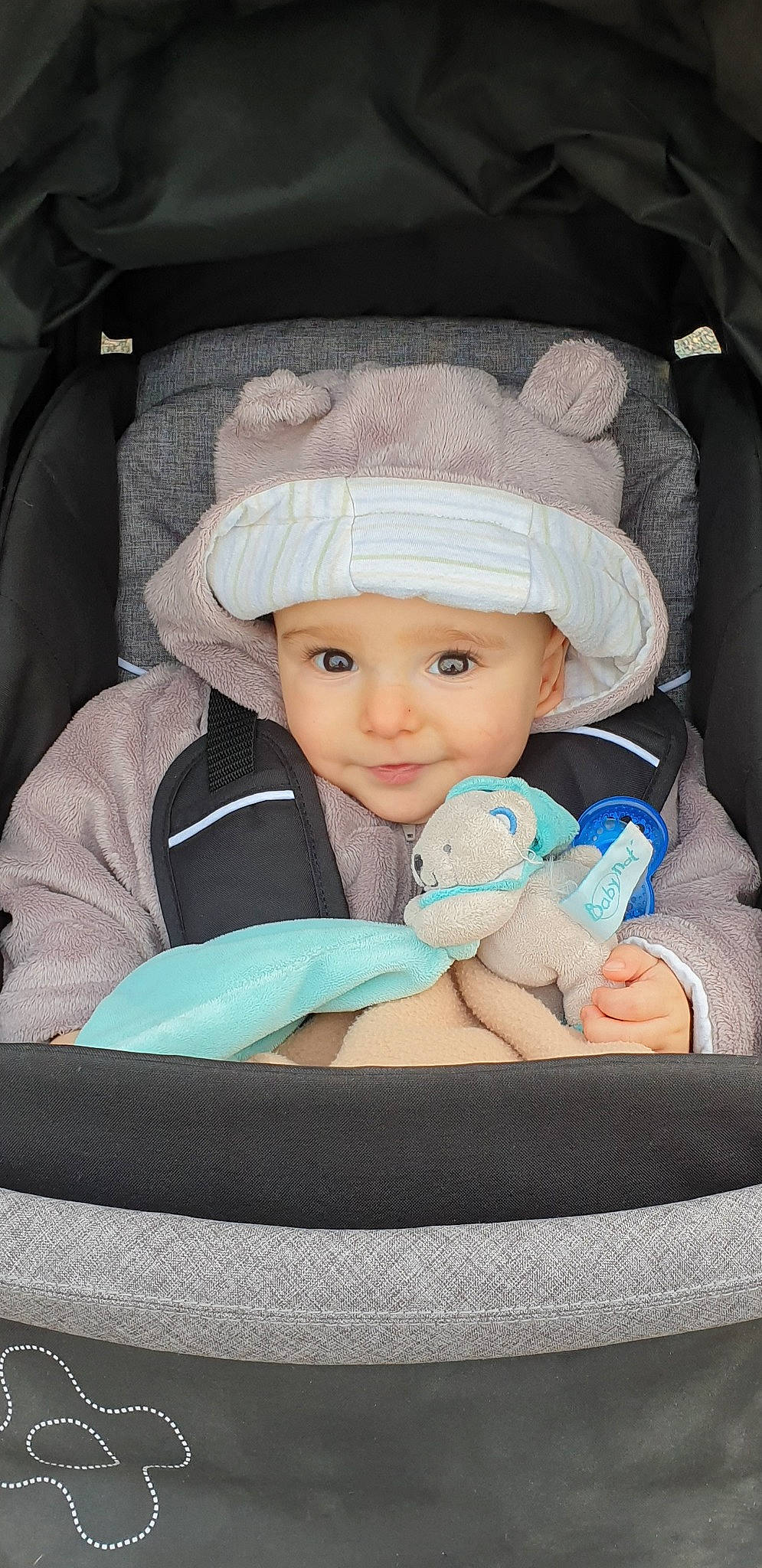 Lény a rejoint le concours — aidez-le/la à gagner de superbes lots ! auto_part, baby, baby_carriage, baby_in_car_seat, baby_products, baby_safety, baby_toddler_clothing, car_seat, cheek, child, comfort, eye, family_car, hat, headwear, infant_bed, linens, person, product, room