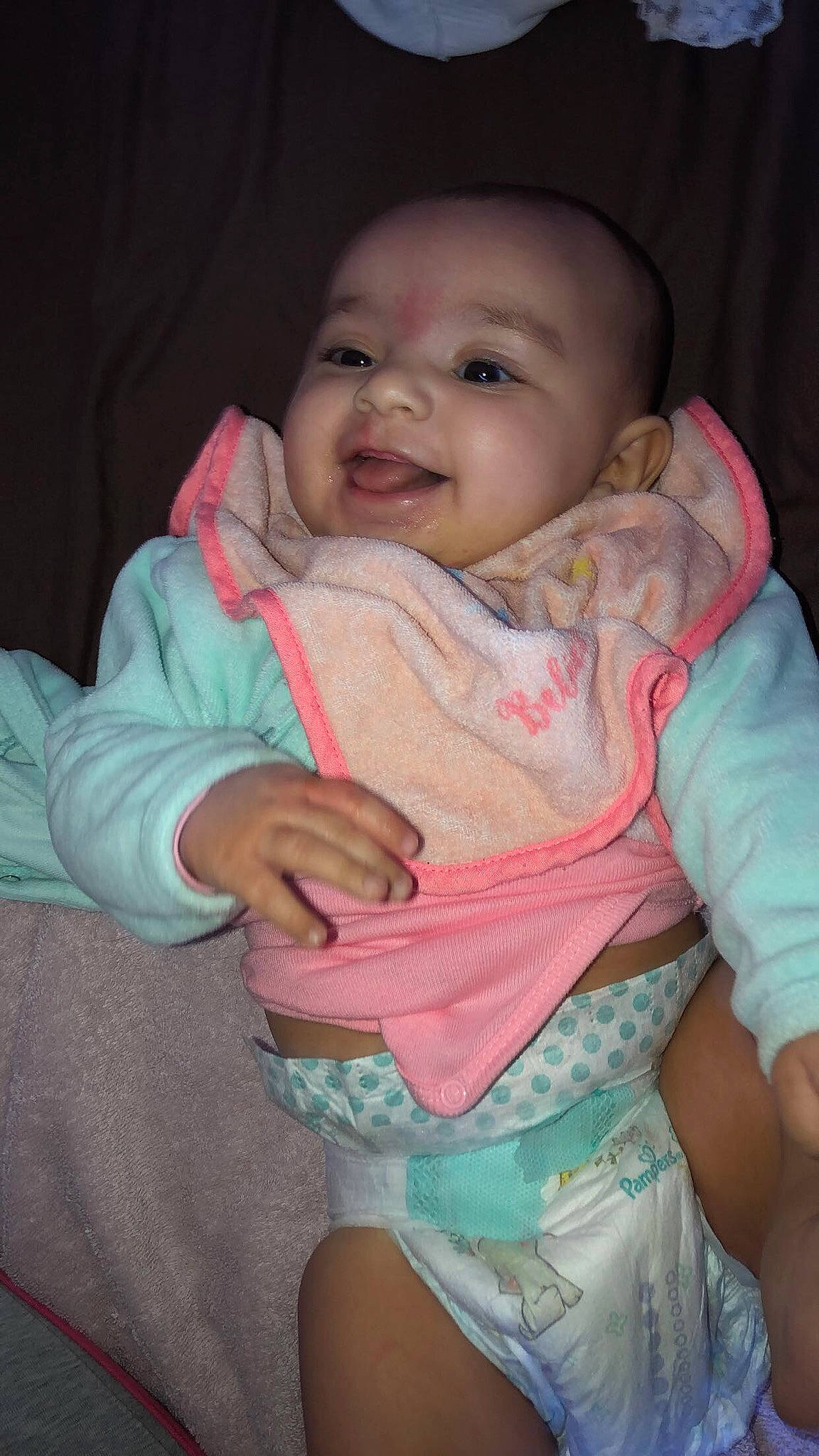 Loona participe au concours pour gagner de l'argent avec cette photo : baby, baby_products, cheek, child, eye, hand, lip, mouth, person, pink, skin, smile, toddler