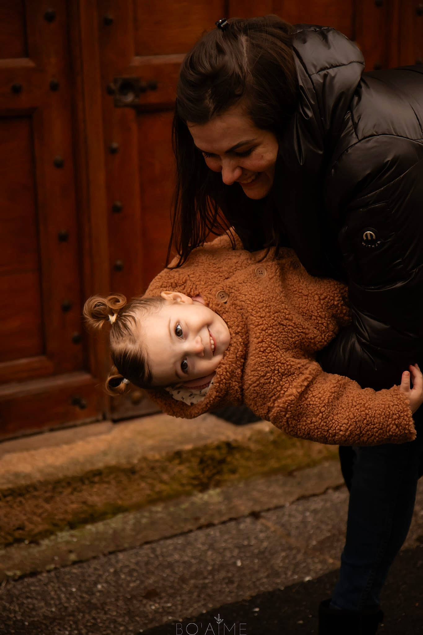 Jade a rejoint le concours — aidez-le/la à gagner de superbes lots ! baby, child, cobblestone, darkness, event, flash_photography, flooring, fun, grass, happy, human_leg, joy, person, portrait_photography, sandal, sitting, smile, street, thigh, toddler