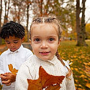 Jade a rejoint le concours — aidez-le/la à gagner de superbes lots ! child, girl, boy, leaf, autumn, park, trees, braid, sweater, portrait, outdoors, smile, fall_leaves, candid, brown_eyes, playground, white_shirt, shallow_depth_of_field, friends, season_fall