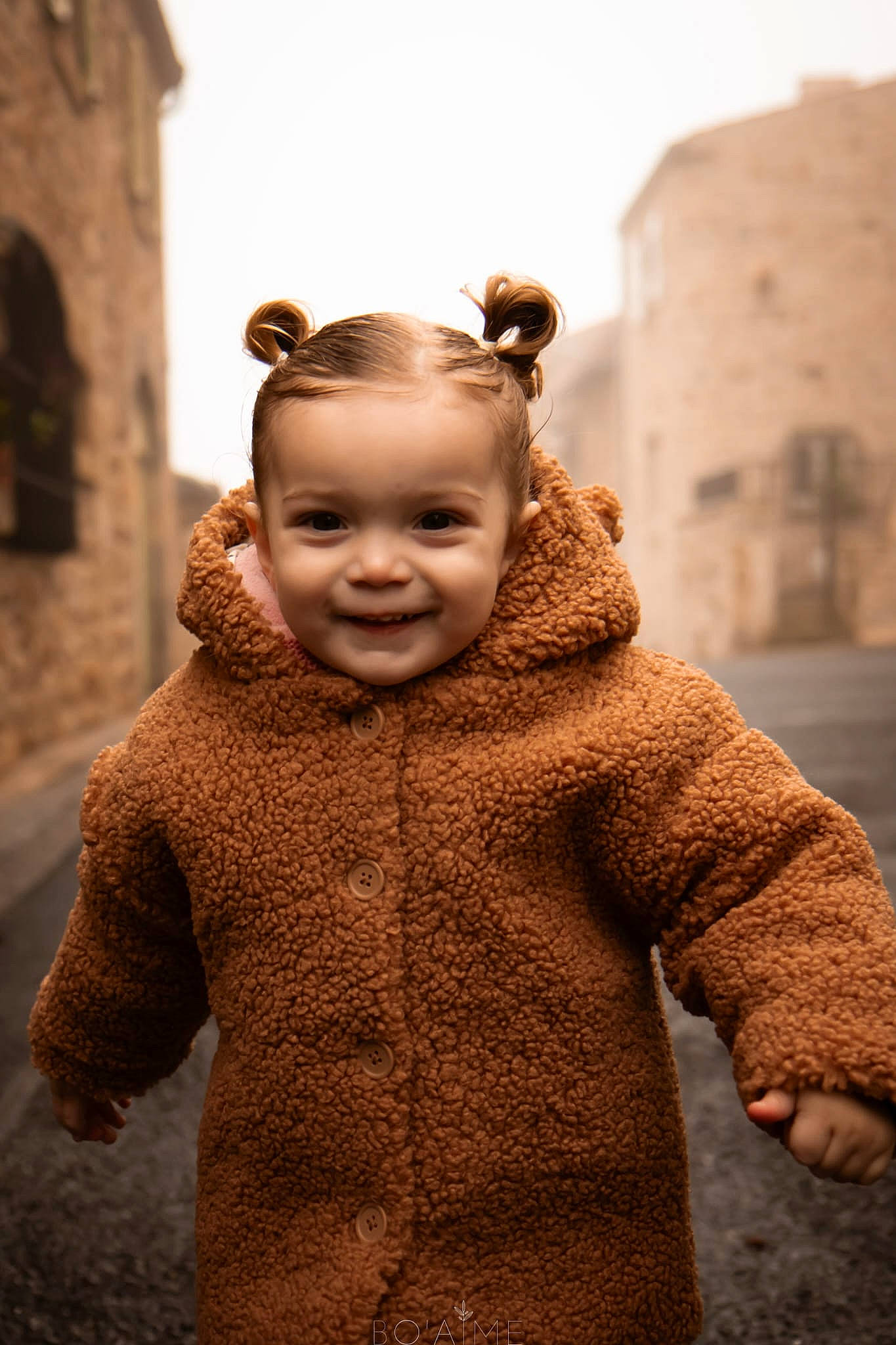 Jade participe au concours pour gagner de l'argent avec cette photo : baby, cheek, child, face, flash_photography, fun, fur, gesture, happy, joy, outerwear, person, portrait_photography, skin, sky, sleeve, smile, standing, toddler, winter
