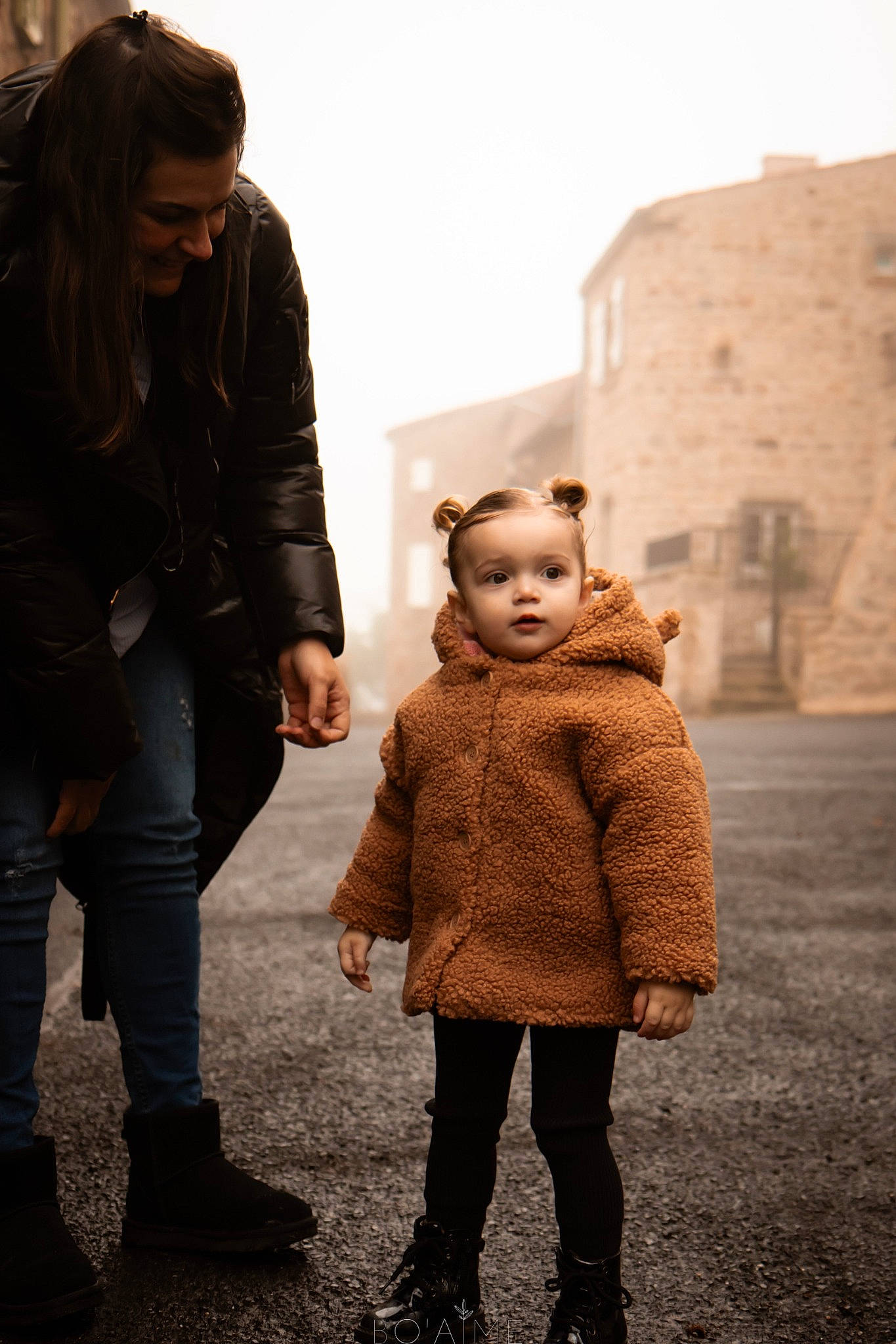 Jade a rejoint le concours — aidez-le/la à gagner de superbes lots ! baby, beauty, boot, building, flash_photography, fun, fur, gesture, grass, happy, holding_hands, human_leg, joy, people_in_nature, person, shoe, sky, sleeve, standing, toddler