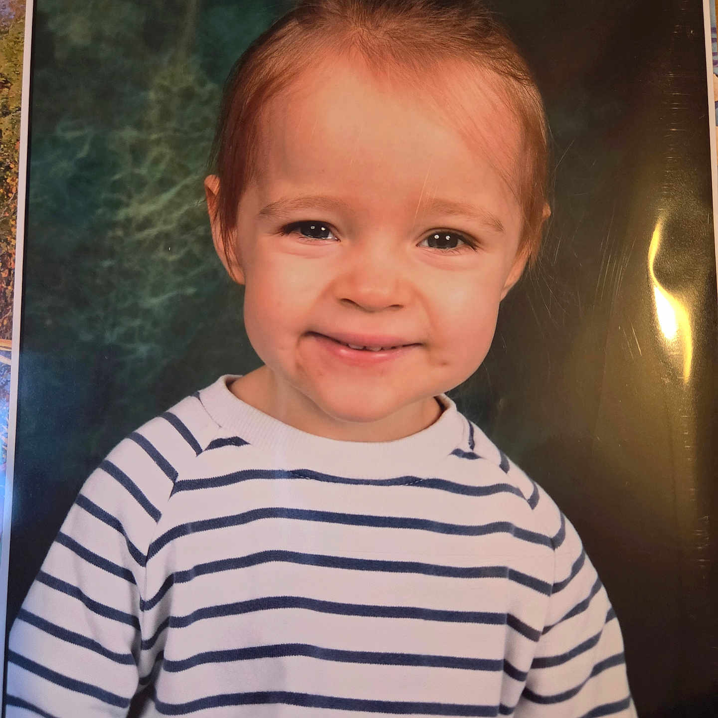 Lea a rejoint le concours — aidez-le/la à gagner de superbes lots ! brown_hair, casual_clothing, child, cute, face, front_view, happy, head_and_shoulders, indoor, innocence, light_skin, long_sleeve, person, photography, portrait, smile, striped_shirt, studio_backdrop, toddler, young_child