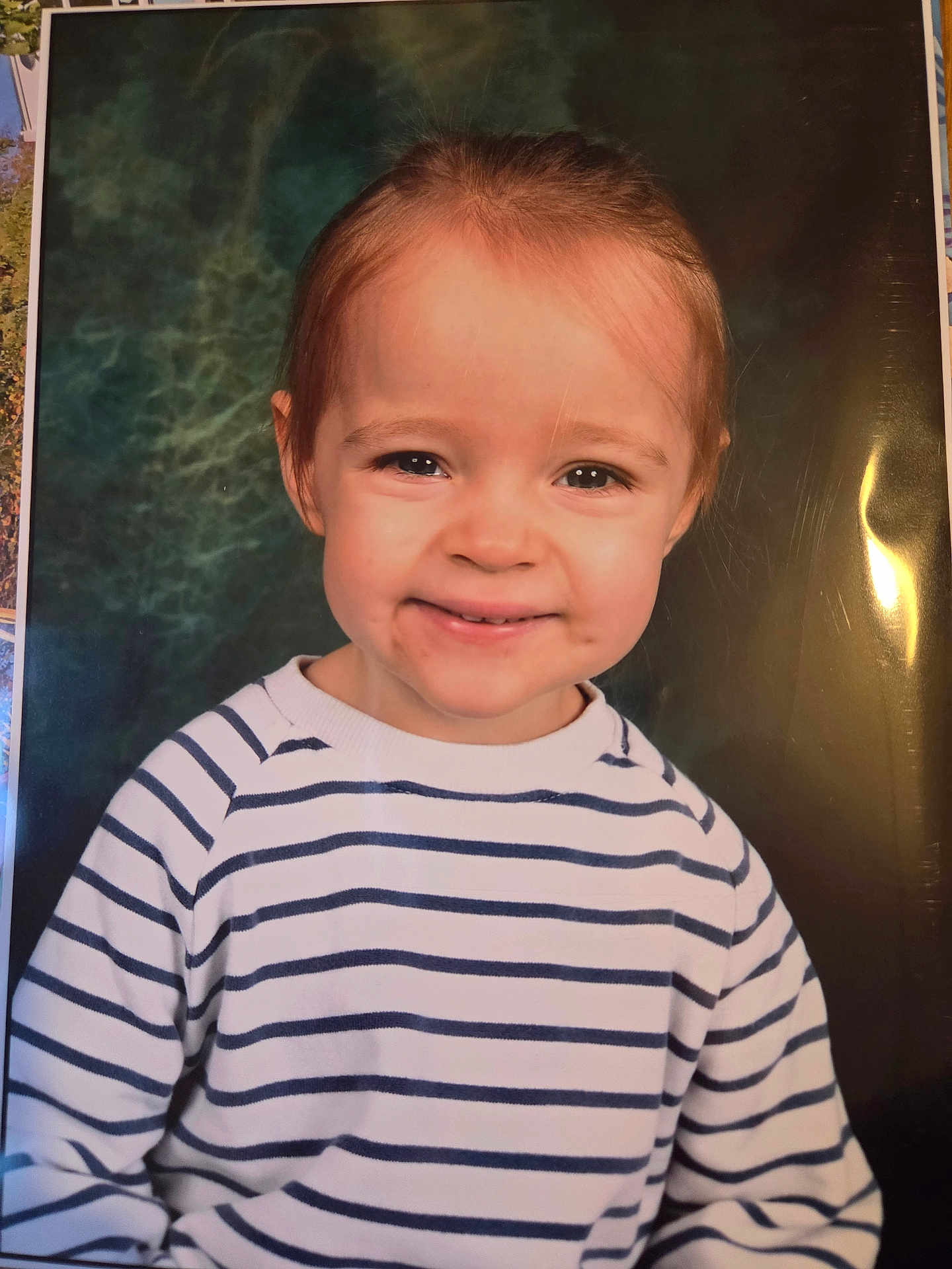 Lea a rejoint le concours — aidez-le/la à gagner de superbes lots ! toddler, child, smile, face, portrait, striped_shirt, long_sleeve, studio_backdrop, young_child, happy, person, casual_clothing, innocence, cute, front_view, head_and_shoulders, light_skin, brown_hair, indoor, photography