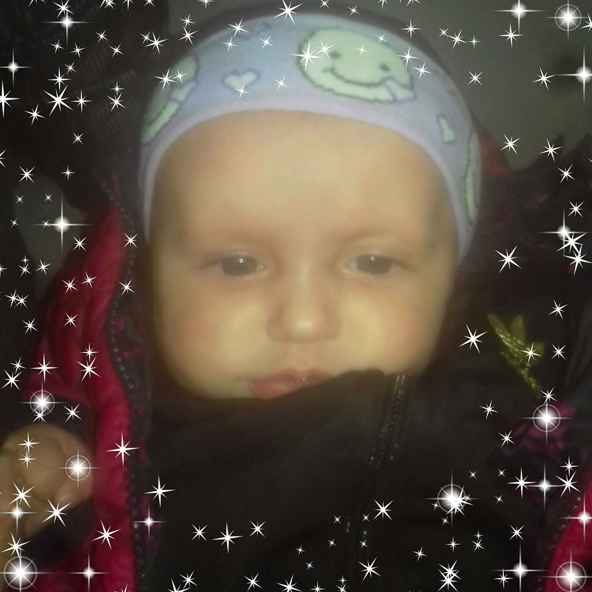 Mya a rejoint le concours — aidez-le/la à gagner de superbes lots ! cheek, child, christmas, christmas_eve, cool, face, forehead, happy, head, headgear, illustration, nose, person, photography, selfie, sky, smile, space, toddler