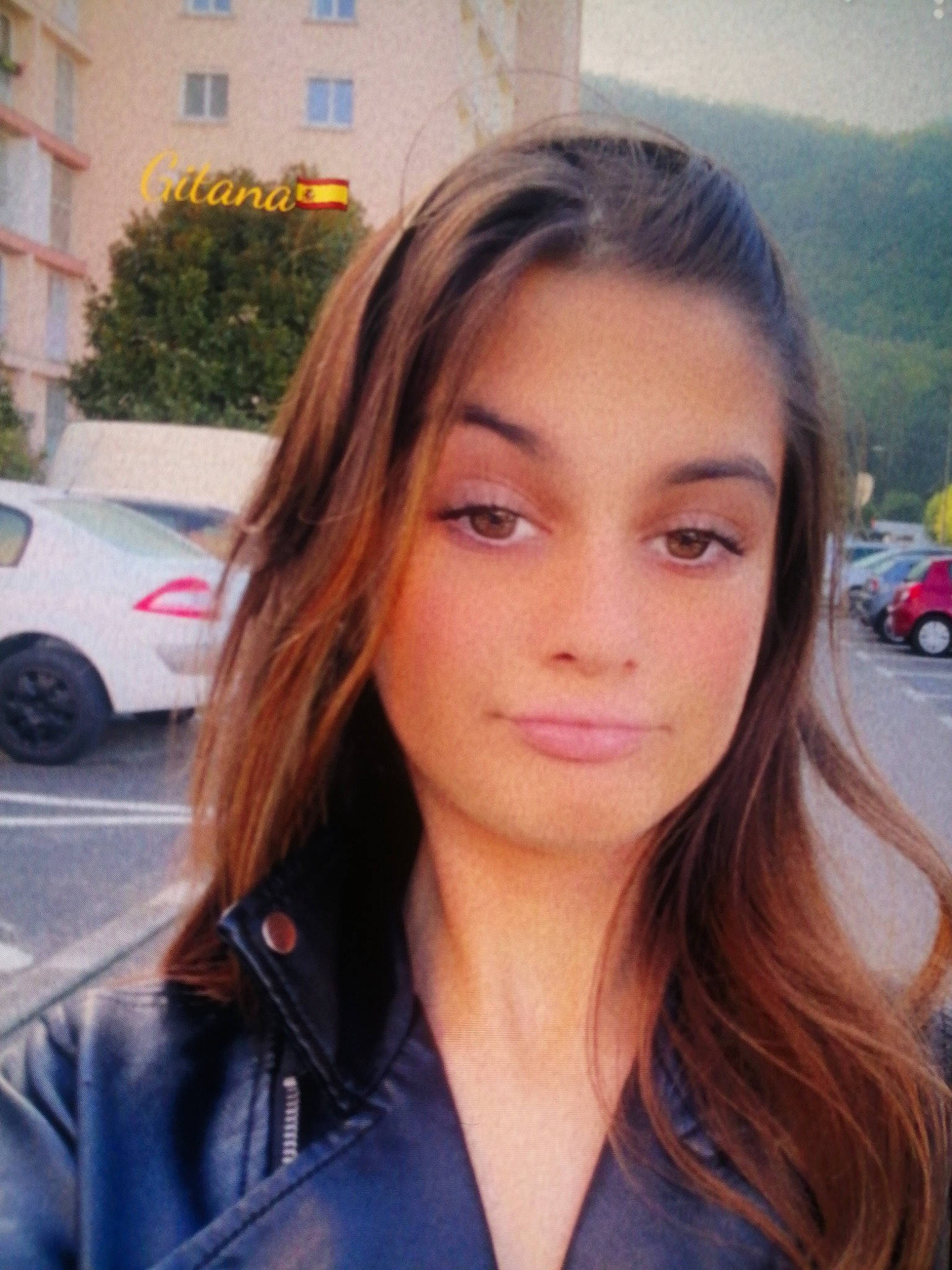 Claudia participe au concours pour gagner de l'argent avec cette photo : automotive_design, automotive_lighting, black_hair, car, chin, clothing, cool, electric_blue, eyebrow, eyelash, eyewear, forehead, layered_hair, lip, long_hair, outerwear, person, photograph, tire, wheel