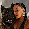 Tchado a rejoint le concours — aidez-le/la à gagner de superbes lots ! affection, animal, black_hair, bond, braided_hair, chain_collar, close_up, dog, earrings, expression, face, friendly, indoor, jewelry, pet, portrait, skin, smiling_dog, tattoo, woman