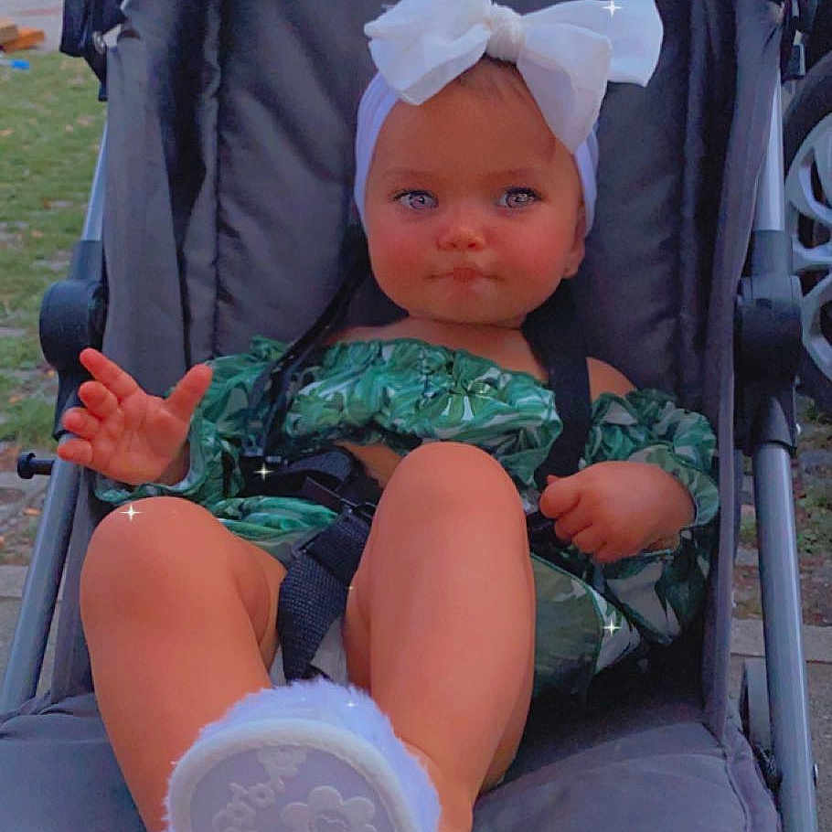 Tayssia a rejoint le concours — aidez-le/la à gagner de superbes lots ! baby, baby_carriage, baby_products, baby_toddler_clothing, chair, child, comfort, fun, grass, human_leg, lap, leisure, product, sitting, sock, thigh, tire, toddler, vacation, wheel